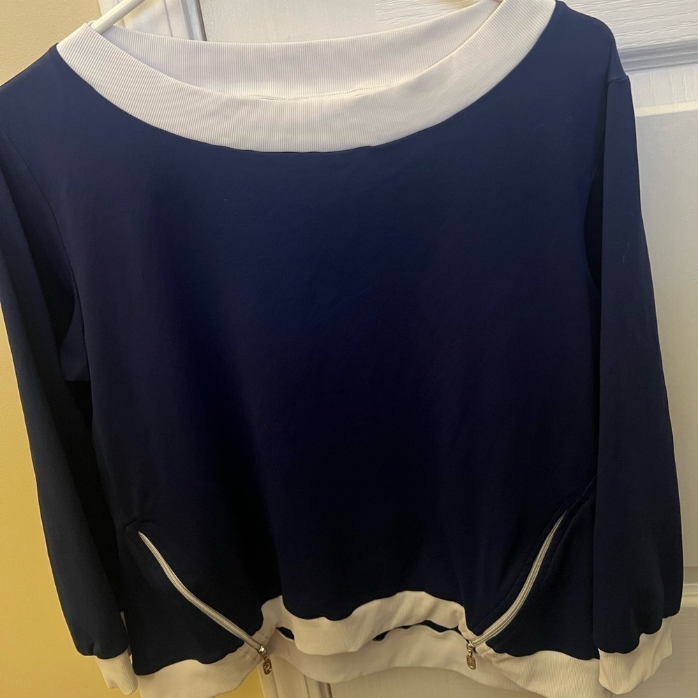SOFIBELLA NAVY SND WHITE RIBBED SCOOP NECK AND CUFFS. SIZE MEDIUM. 3/4 SLEEVES